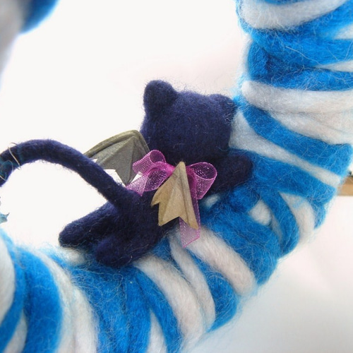 魔女の使い魔の休息 グレー×水色 毛糸リース(羊毛フェルト) 羊毛