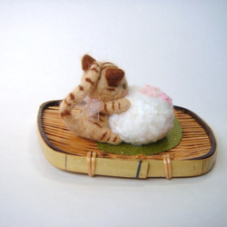ほんわか和菓子と一緒　さくら菓子とトラ猫さん 羊毛フェルト　置物 3枚目の画像