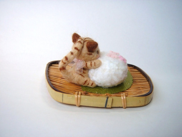 ほんわか和菓子と一緒　さくら菓子とトラ猫さん 羊毛フェルト　置物 3枚目の画像