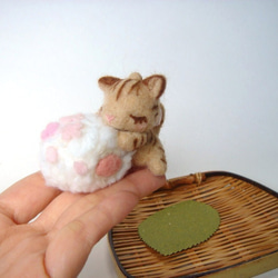 ほんわか和菓子と一緒　さくら菓子とトラ猫さん 羊毛フェルト　置物 4枚目の画像