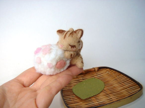 ほんわか和菓子と一緒　さくら菓子とトラ猫さん 羊毛フェルト　置物 4枚目の画像