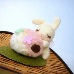 ほんわか和菓子と一緒　紫陽花菓子とうさぎさん 羊毛フェルト 置物 2枚目の画像