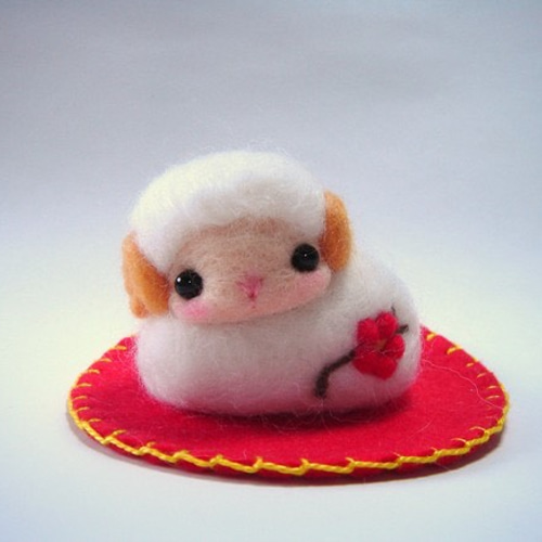 梅の花咲く干支 ひつじ 赤マット付 羊毛フェルト 羊毛フェルト Aki Ako