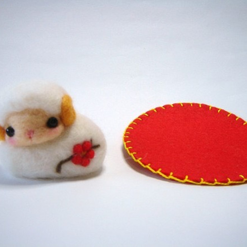 梅の花咲く干支 ひつじ 赤マット付 羊毛フェルト 羊毛フェルト Aki Ako