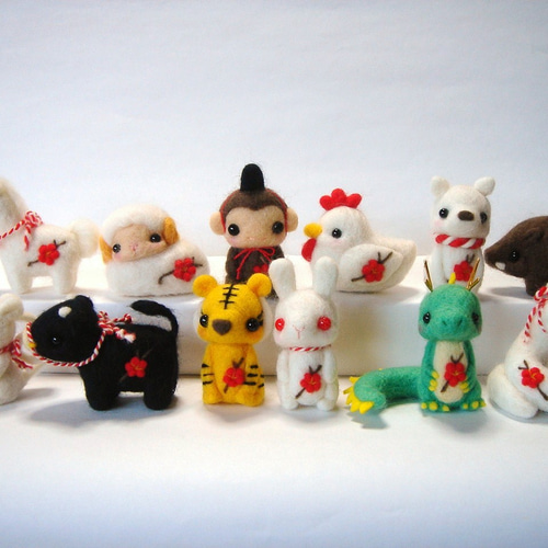 梅の花咲く干支 ひつじ 赤マット付 羊毛フェルト 羊毛フェルト Aki Ako