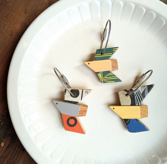 木材和報紙鑰匙扣“ coppa de keychain” 第1張的照片