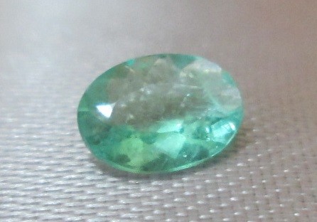 N.401 明快なコロンビア産のエメラルドルース、最高品質コロンビア産エメラルド 高品質な宝石屋ならではのエメラルドルー