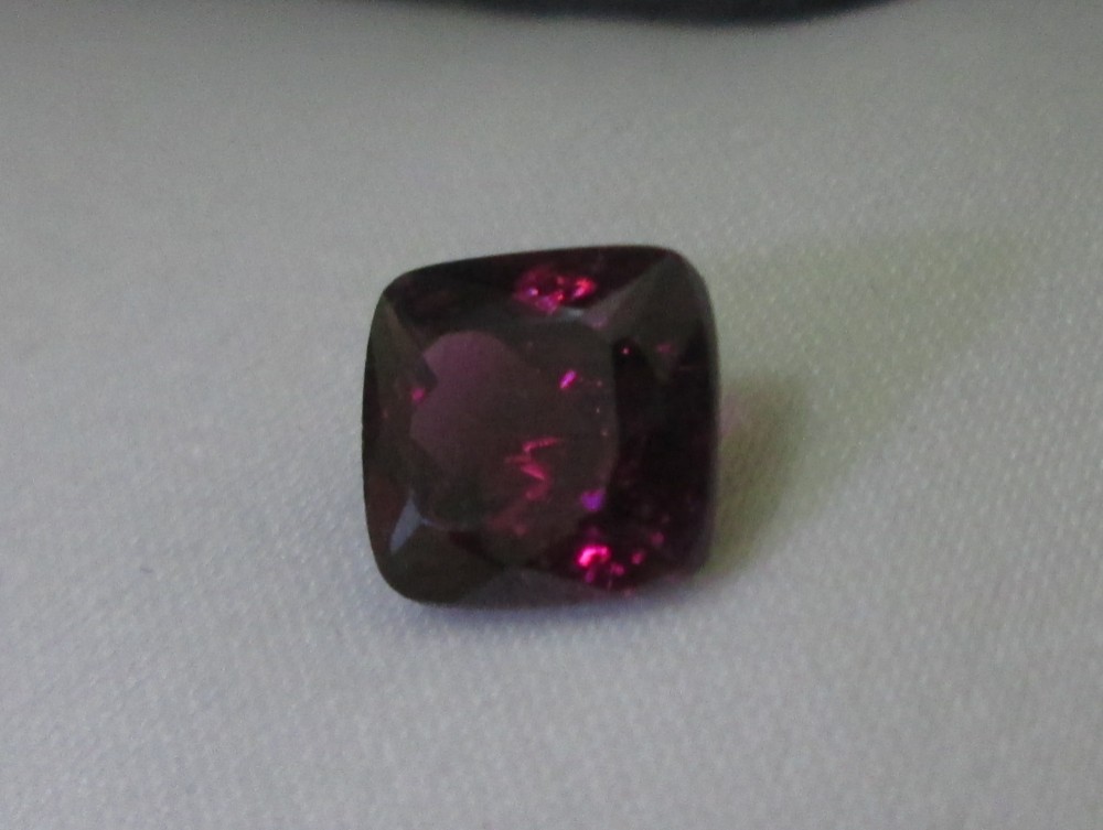 N.1209 ロードライトガーネットのルース 2ct　濃厚なバラ色レッドのルース、ブラジル産の宝石