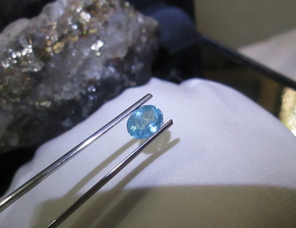 N.8678 1.68ct パライバトルマリン ルース 本当に希少なビッグサイズのブラジル産 