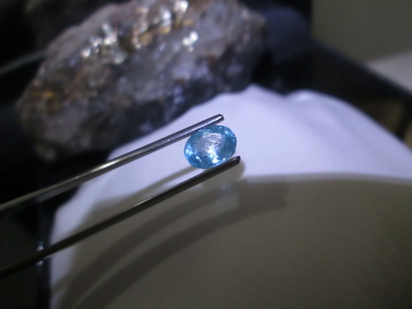 N.8678 1.68ct パライバトルマリン ルース 本当に希少なビッグサイズのブラジル産 