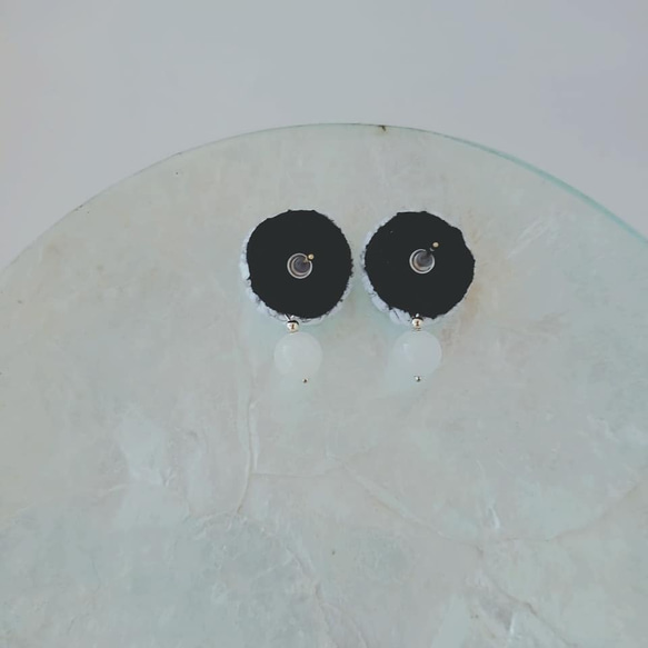 成人天然小銀子和天然石（白玉）耳環 第3張的照片
