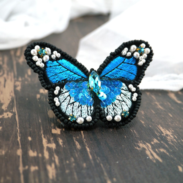 輝く蝶の刺繍ブローチ/バッグチャーム（スカイブルー) 2枚目の画像