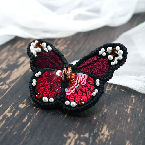 輝く蝶の刺繍ブローチ/バッグチャーム（ワインレッド） ブローチ