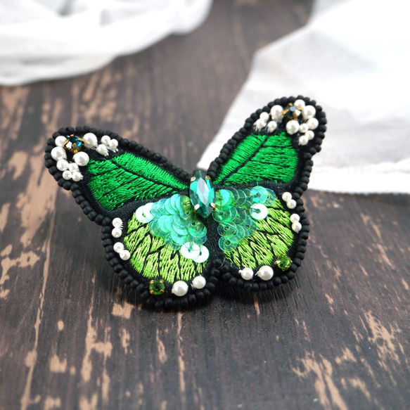 輝く蝶の刺繍ブローチ/バッグチャーム（グリーン） 2枚目の画像