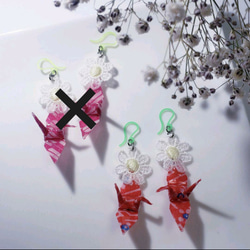 送料無料☆お花と折り鶴のピアス、折り鶴red、樹脂フックピアス 3枚目の画像