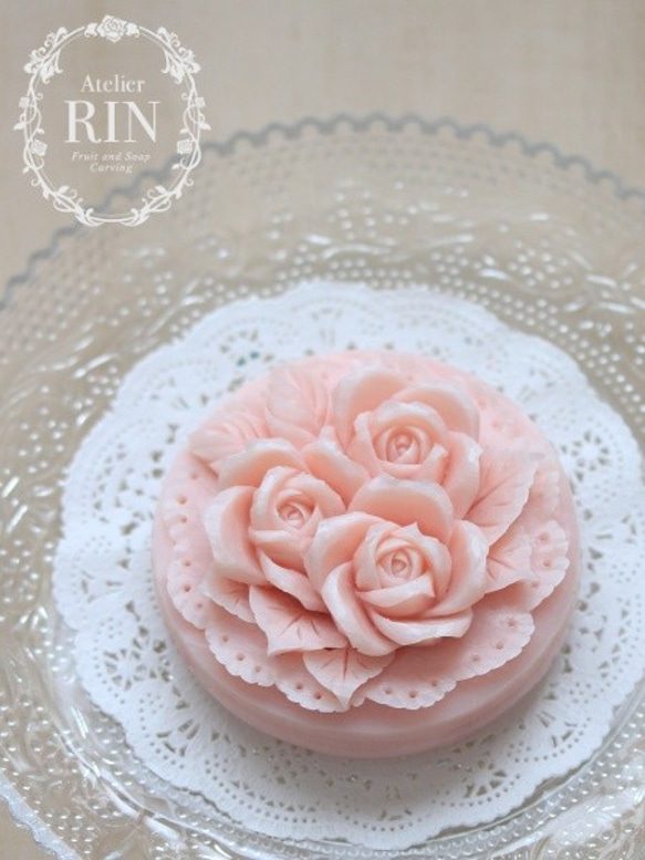 プレゼントに♪【バラとフリルのレリーフ】良い香りに包まれる石鹸の彫刻・ソープカービングギフト☆ 1枚目の画像