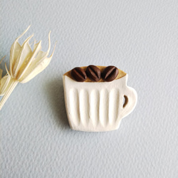 陶ブローチと陶イヤリングのリンクコーデセット【白いコーヒーカップとコーヒー豆】 2枚目の画像