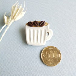 陶ブローチと陶イヤリングのリンクコーデセット【白いコーヒーカップとコーヒー豆】 3枚目の画像