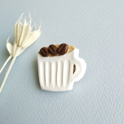 陶ブローチと陶イヤリングのリンクコーデセット【白いコーヒーカップとコーヒー豆】 4枚目の画像