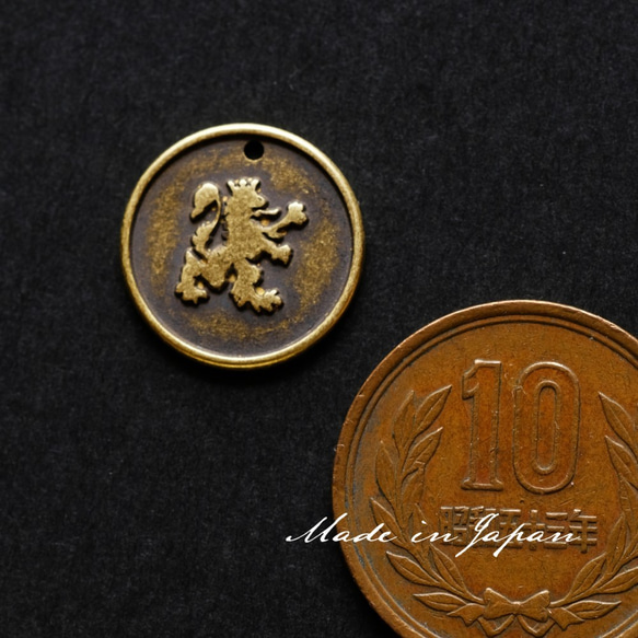 【2個】チャーム コイン 獅子/ライオンの紋章 （日本製、真鍮、生地）170 3枚目の画像