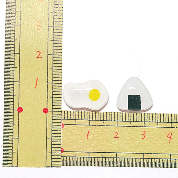 【送料無料】目玉焼きとおにぎりの耳飾り 2枚目の画像