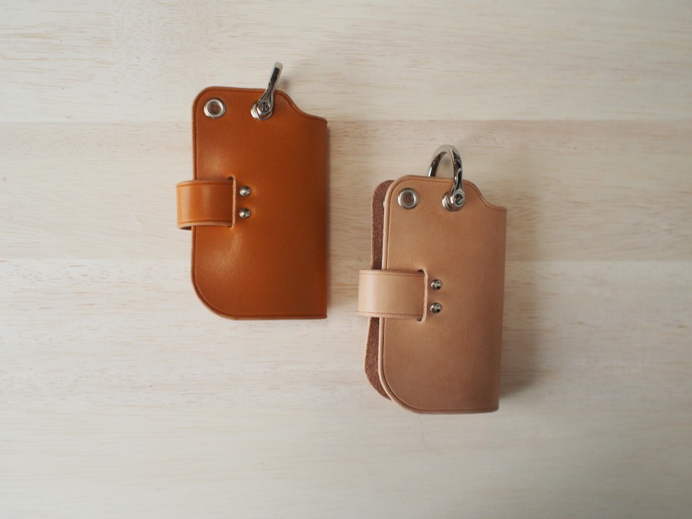 ペアの本革キーケース　スマートキー対応　2個セット栃木レザー【名入れ・選べる革】金具シルバー色