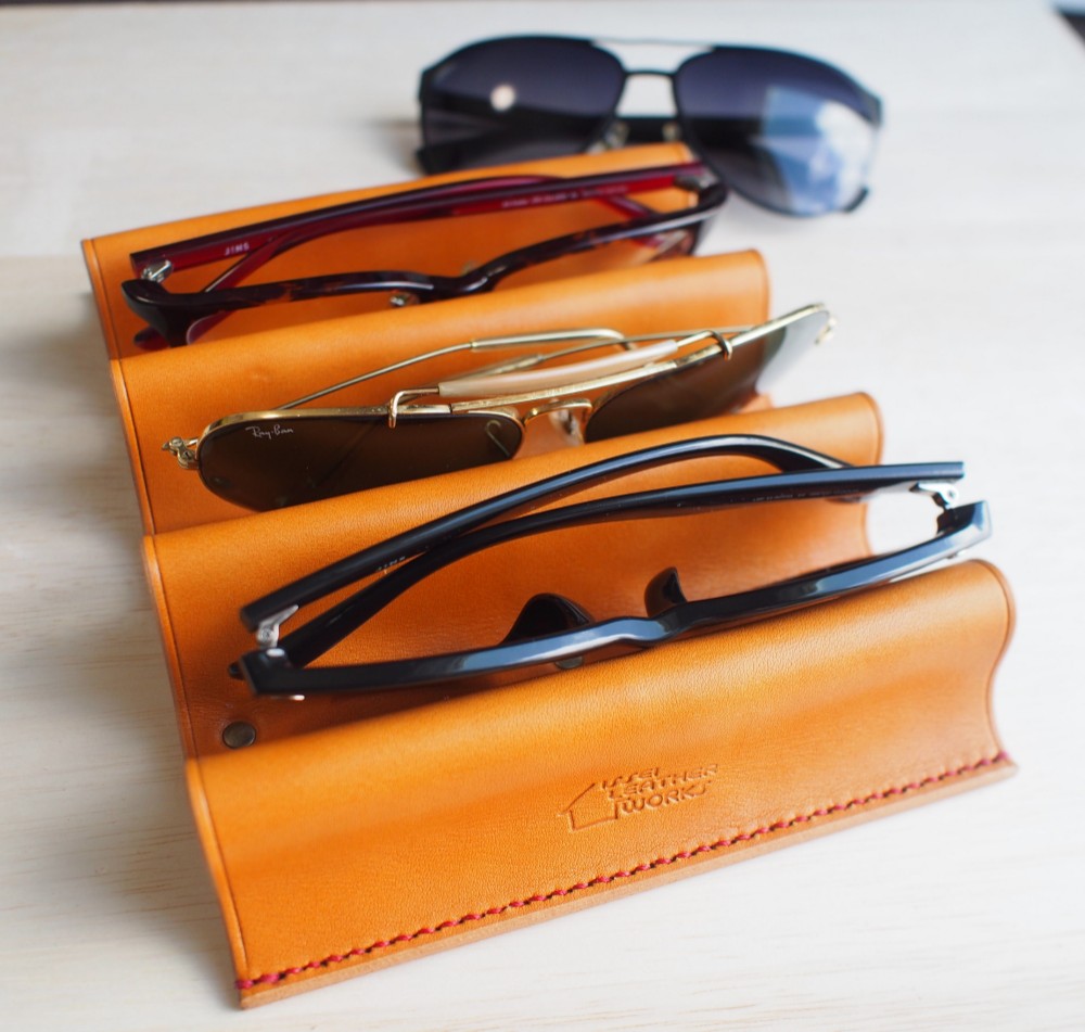 【選べる革とステッチ】手縫い・本革のアイウェアスタンド　メガネ置き【名入れ無料】