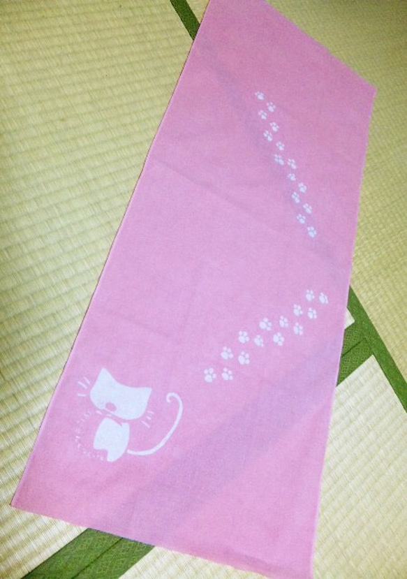 猫柄手拭い「ぽちぽちさんぽ」桜色 2枚目の画像