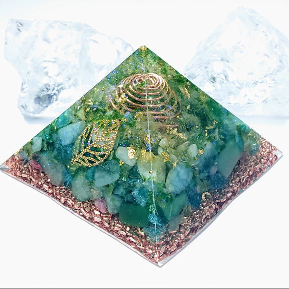 【黄金比の四角錐 ピラミッド】癒しのグリーンオルゴナイト 2枚目の画像