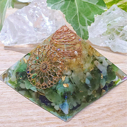 癒しのグリーンオルゴナイト (黄金比の四角錐 ピラミッド) 1枚目の画像