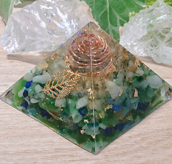 癒しのグリーンオルゴナイト (黄金比の四角錐 ピラミッド) 2枚目の画像