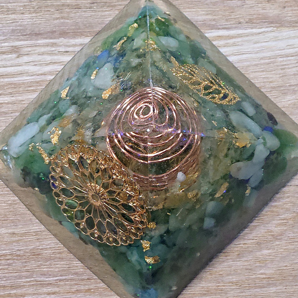 癒しのグリーンオルゴナイト (黄金比の四角錐 ピラミッド) 5枚目の画像