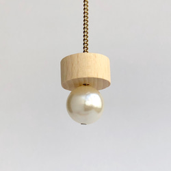 電気を消す時に引っ張る紐に付いてる飾りと電球から思いついたピアスイヤリング　大粒パール調ビーズ木製パーツチェーンタッセル 8枚目の画像