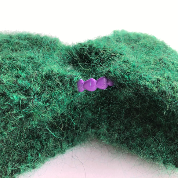 深緑色モヘア風毛糸のふんわり幅広リングヘアターバン　手編み棒針鹿の子編みウール混毛糸使用イヤーマフラーにもなるヘアバンド 4枚目の画像