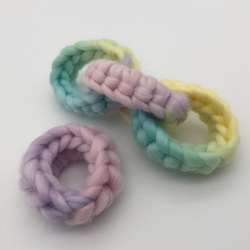 超極太毛糸のかぎ針編み輪っかモチーフイヤリング　パステルカラー段染めアクリルウールロービングヤーン夢カワ 4枚目の画像