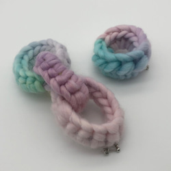 超極太毛糸のかぎ針編み輪っかモチーフイヤリング　パステルカラー段染めアクリルウールロービングヤーン夢カワ 6枚目の画像