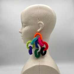 カラフルかぎ針編み輪っかモチーフてんこ盛りピアスイヤリング　原色多色使いアクリル毛糸クロッシェリングチェーン片耳分のみ 2枚目の画像