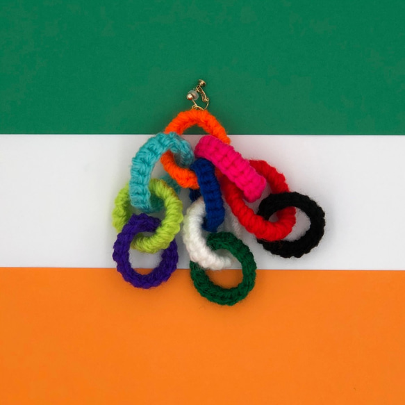 カラフルかぎ針編み輪っかモチーフてんこ盛りイヤリング 原色多色使い