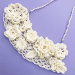 アイリッシュクロッシェのフラワーネックレス　オフホワイトアイボリーアクリル毛糸かぎ針編みパール調ビーズショートネックレス 1枚目の画像