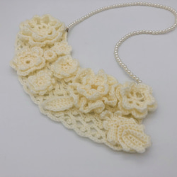 アイリッシュクロッシェのフラワーネックレス　オフホワイトアイボリーアクリル毛糸かぎ針編みパール調ビーズショートネックレス 3枚目の画像