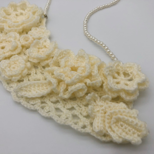 アイリッシュクロッシェのフラワーネックレス　オフホワイトアイボリーアクリル毛糸かぎ針編みパール調ビーズショートネックレス 4枚目の画像