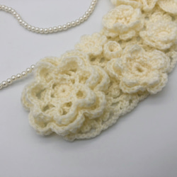 アイリッシュクロッシェのフラワーネックレス　オフホワイトアイボリーアクリル毛糸かぎ針編みパール調ビーズショートネックレス 5枚目の画像