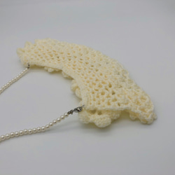 アイリッシュクロッシェのフラワーネックレス　オフホワイトアイボリーアクリル毛糸かぎ針編みパール調ビーズショートネックレス 6枚目の画像