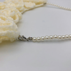 アイリッシュクロッシェのフラワーネックレス　オフホワイトアイボリーアクリル毛糸かぎ針編みパール調ビーズショートネックレス 7枚目の画像