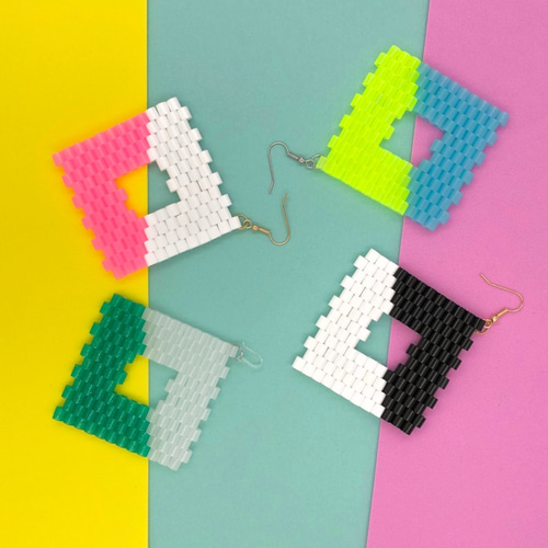 ポップなバイカラー大ぶりスクエア穴あきビーズステッチピアス