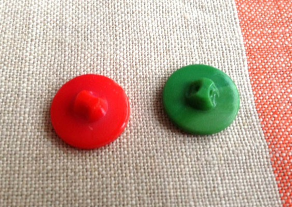 ヴィンテージボタン（赤緑ガラスset） 3枚目の画像
