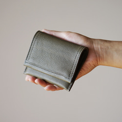 【送料無料】コンパクトな二つ折り ミニ財布(グレーカーキ) 名入れ イニシャル刻印・ラッピング無料 ギフト 2枚目の画像