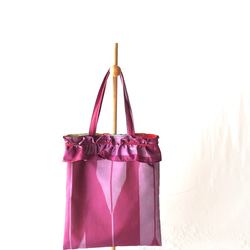 フリルバッグA4サイズ　正絹 ・銘仙　矢羽柄（ピンク色） 1枚目の画像