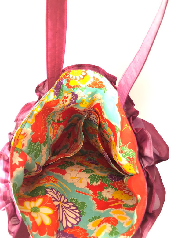 フリルバッグA4サイズ　正絹 ・銘仙　矢羽柄（ピンク色） 3枚目の画像