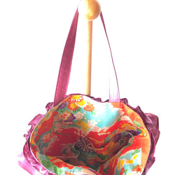 フリルバッグA4サイズ　正絹 ・銘仙　矢羽柄（ピンク色） 2枚目の画像